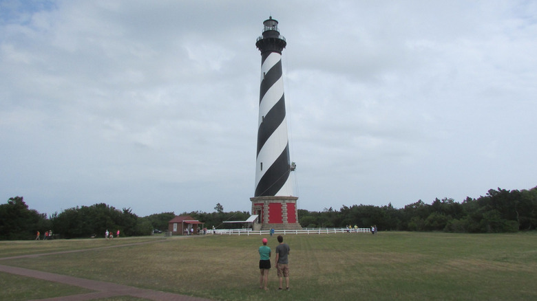 Visitors looking up at the Cape Hatteras lighthouse.