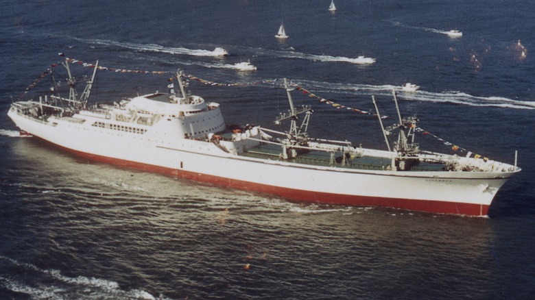 The NS Savannah surrounded by smaller boats on its way to the 1962 World's Fair