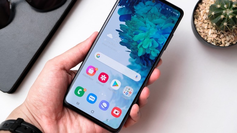 hand holding android phone