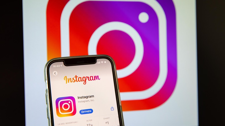 Instagram na App Store, logotipo do Instagram em segundo plano