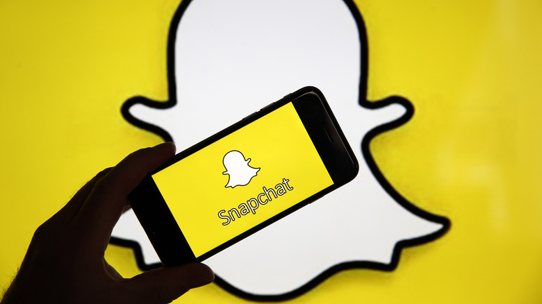 Logotipo do Snapchat em um iPhone e em segundo plano
