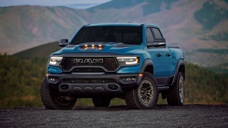 A front end/side on shot of the 2022 Ram 1500