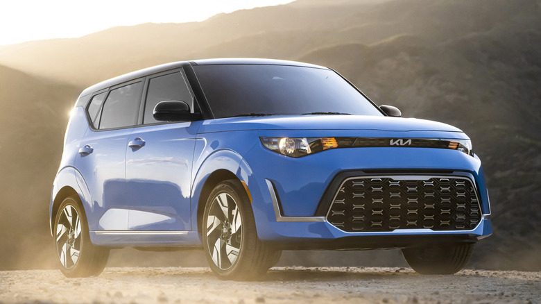 Front 3/4 view of 2025 Kia Soul in mountainous setting
