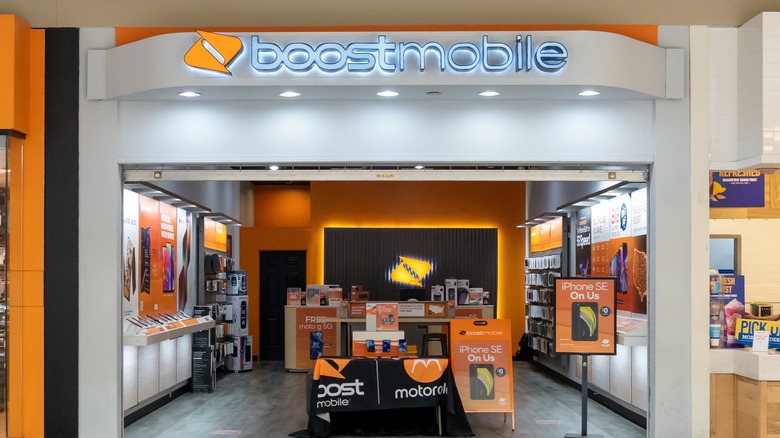 Boost Mobile store exterior inn shopping center