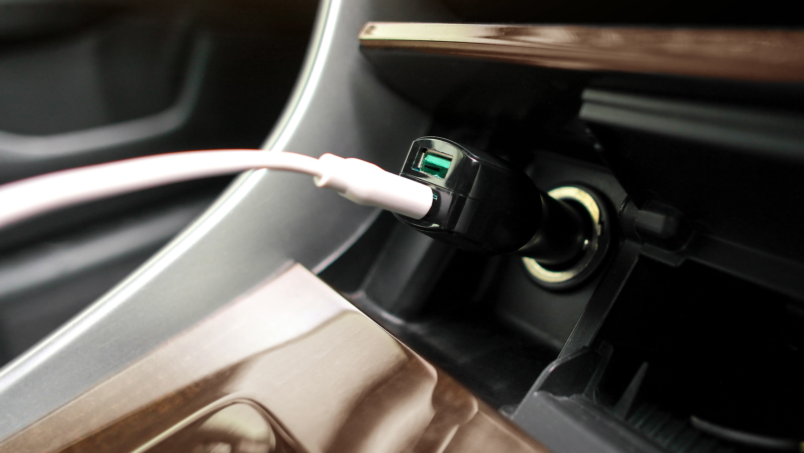 These Are The Best iPhone Chargers For Use In Your Car