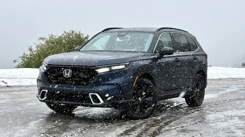 2025 Honda CR-V Hybrid in the snow