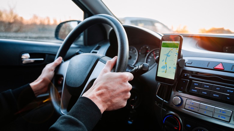 driver smartphone navigate car