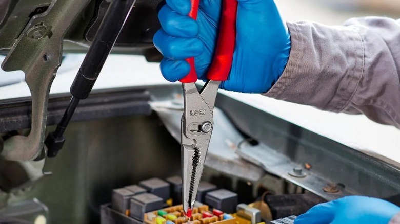 Person using Icon pliers to remove fuse