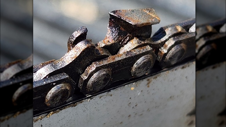A somewhat dull chainsaw chain closeup
