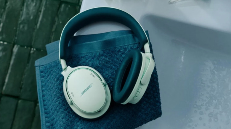 Bose QuietComfort Gen 2 headphones in Dewdrop Mint