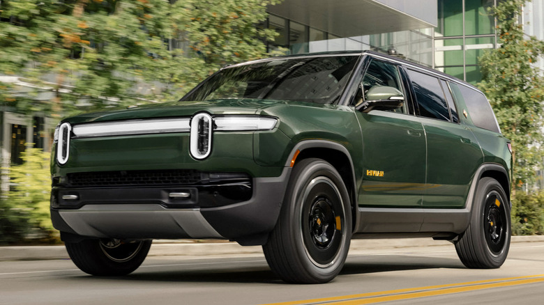 Front 3/4 view of Rivian R1S in urban setting