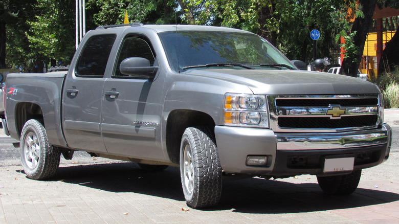 Front quarter view of a 2008 Chevrolet Silverado Crew Cab parked on street