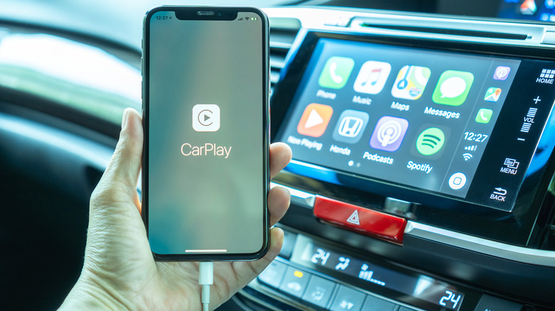 apple carplay iphone in car