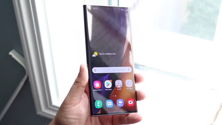 Person holding Samsung Note 20 in front of bright window