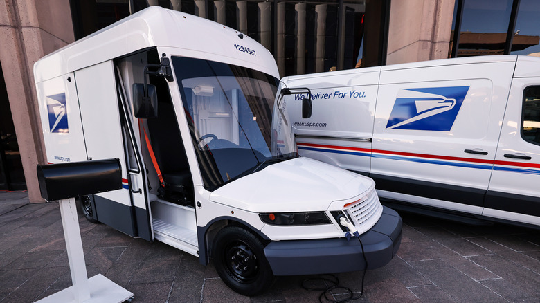 USPS BEV mail car concept