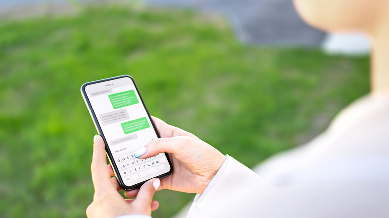 woman using imessage app