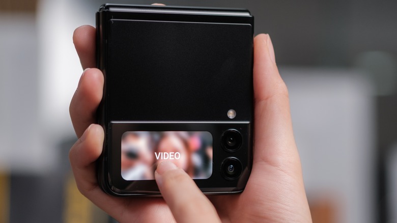 Samsung Galaxy Z Flip3's cover display