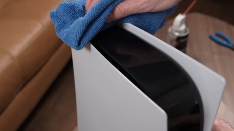 PS5 limpando com pano de microfibra