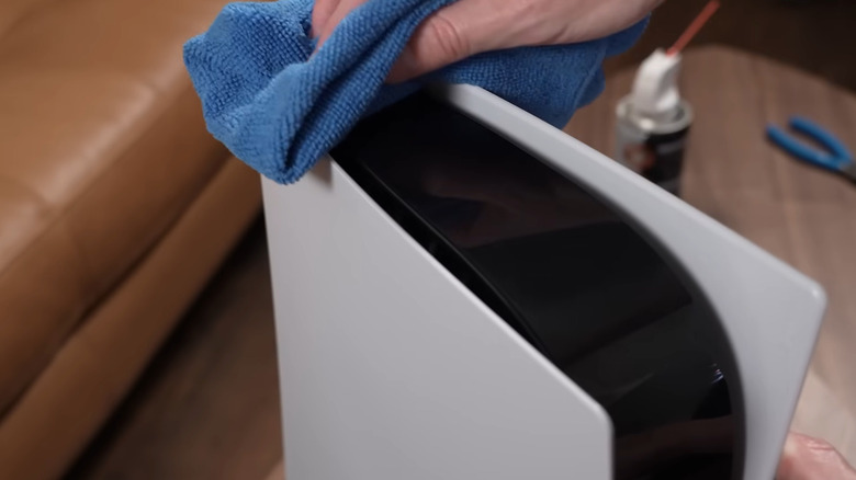 PS5 cleaning with microfiber cloth