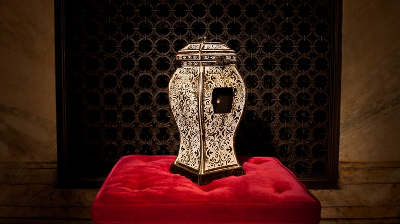 Reproduction of an ancient pinhole camera