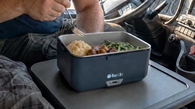Mellif lunch warmer on car console
