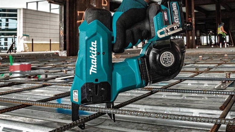 40V max XGT® 16 Gauge Rebar Tying Tool in construction setting