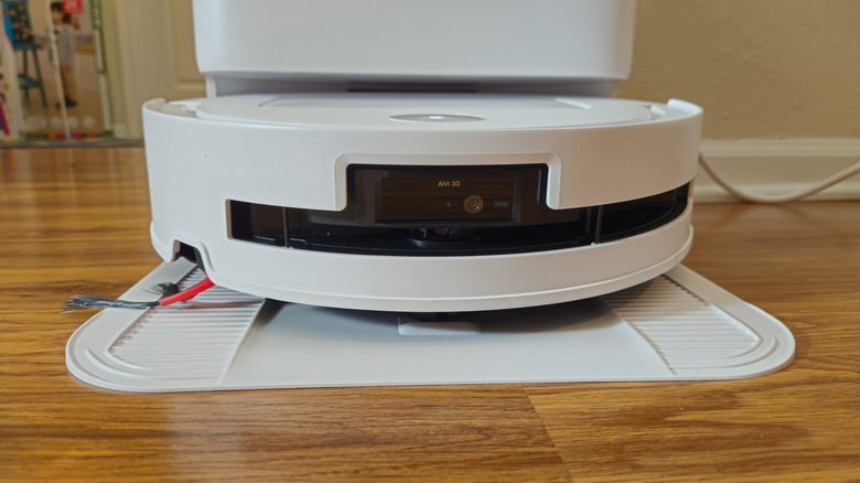 The front of the Yeedi M14 Plus in white on the base plate