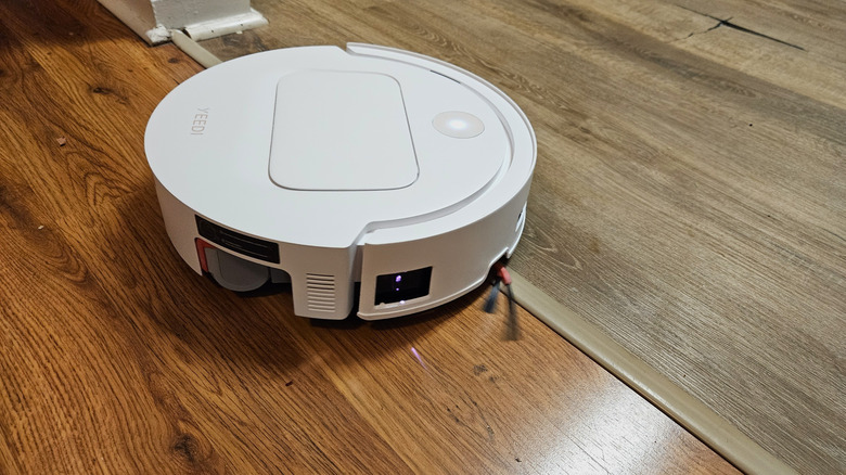 The Yeedi M14 Plus handling a transition between two different rooms