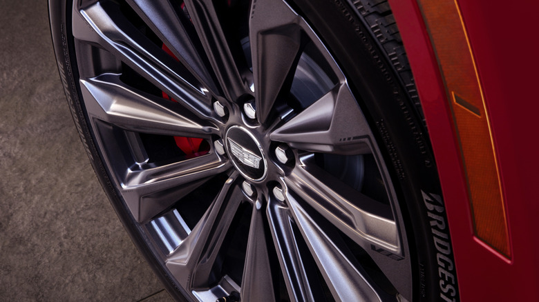 A close-up of the 24-inch wheels on the 2025/26 Cadillac Escalade V-Series