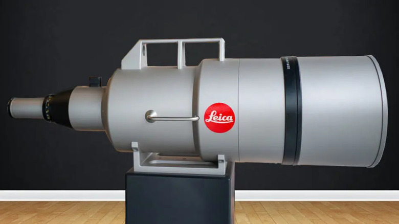 Side view of view of Leica APO-Telyt-R 1600mm lens.