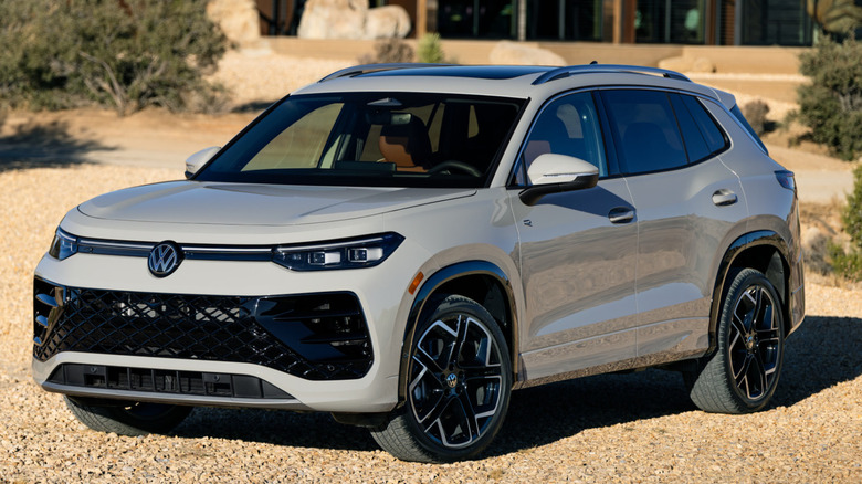 Side profile of 2025 Volkswagen Tiguan.