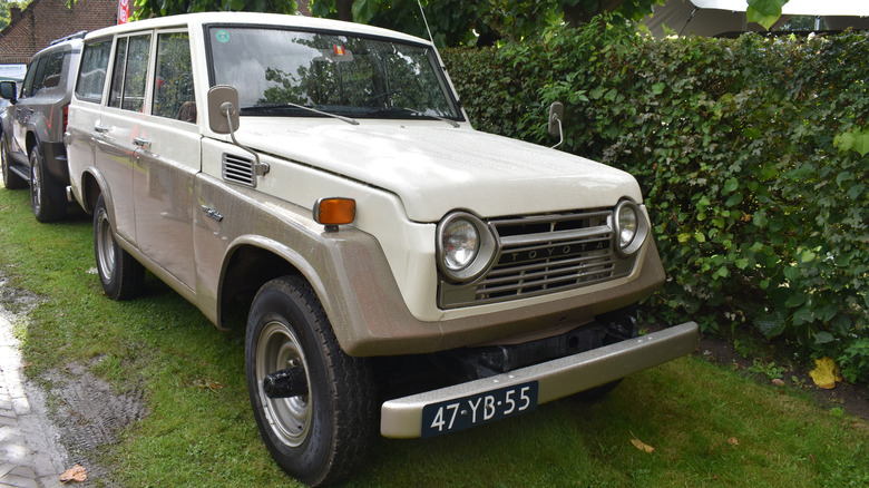 Front 3/4 view of Toyota FJ55 in rural setting