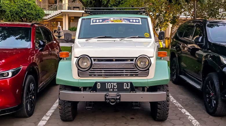 Front view of Toyota FJ55 in residential setting