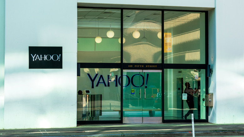 yahoo headquarters building empty shut