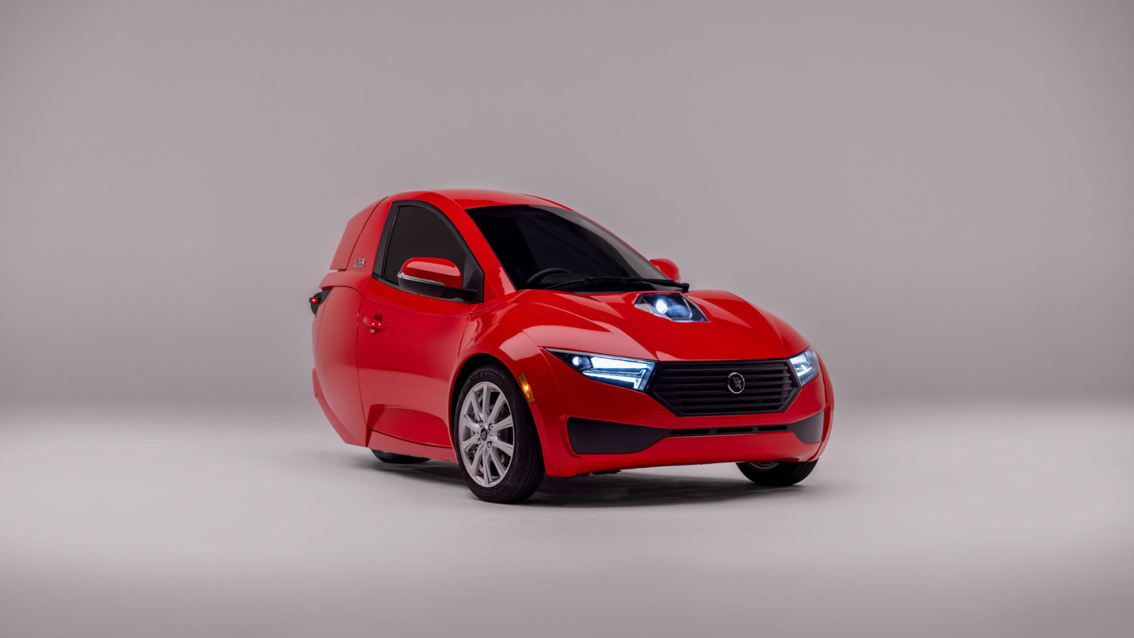 this-electric-car-starts-at-only-usd18-500-but-you-only-get-three-wheels