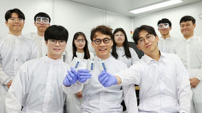 KAIST researchers with lithium  battery pouch.