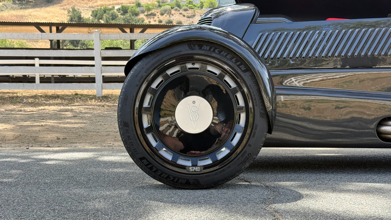 SP40 Restomod Roadster front wheel with V8 art deco center cap