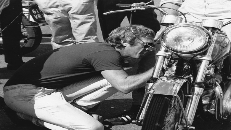 Steve McQueen maintaining motorcycle le mans