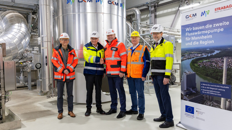 Executives at the signing of the Strabag and MVV Mannheim pump deal