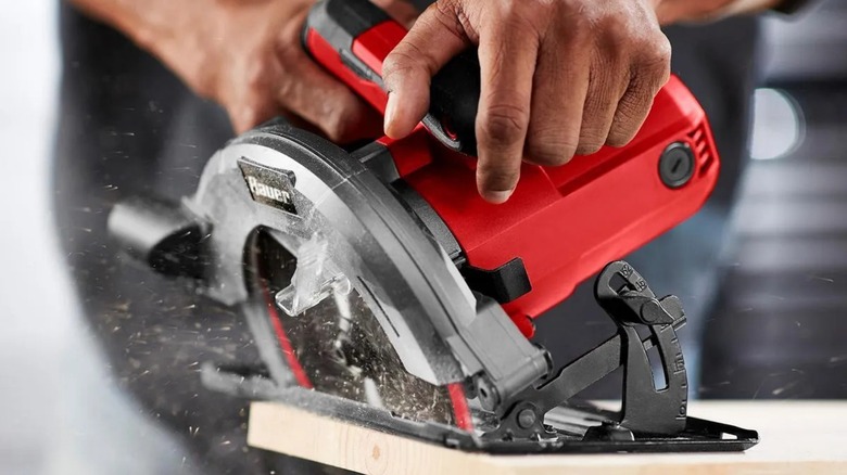 Bauer 14-amp 7-1/4-inch Circular Saw in use