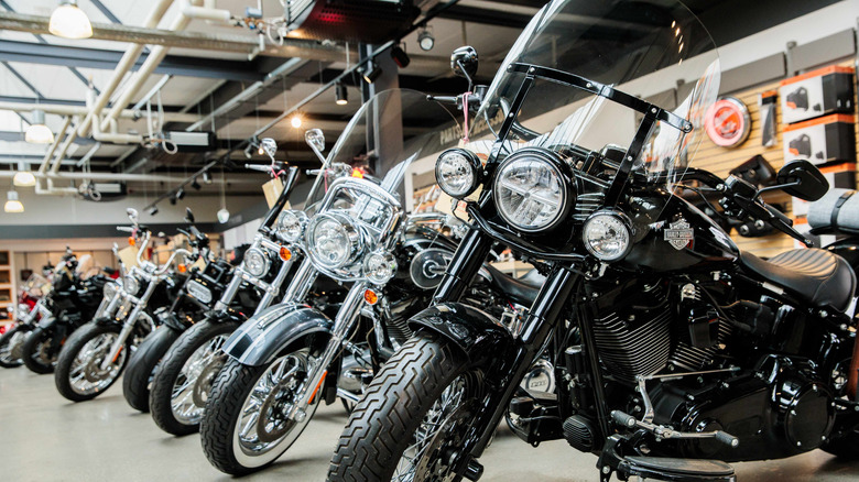 Various models of the US motorcycle manufacturer Harley Davidson are displayed in the showroom