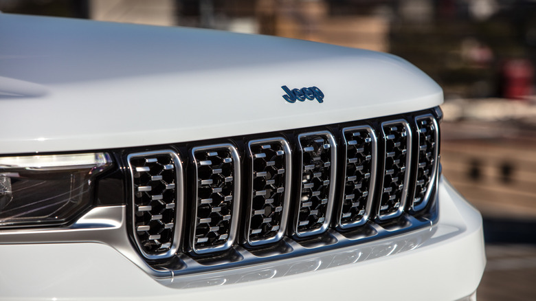 The grille of a 2025 Jeep Grand Cherokee 4xe
