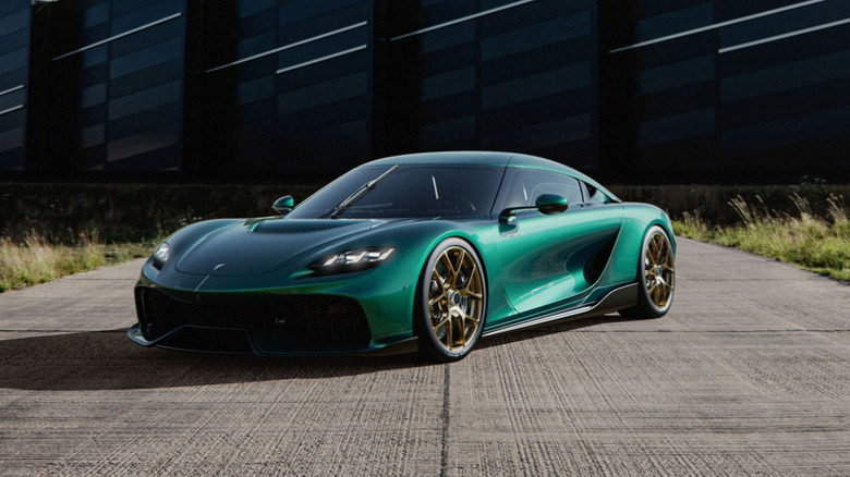 Front 3/4 view of the Koenigsegg Gemera in green