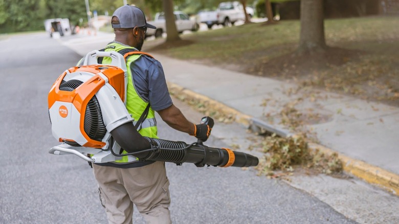 Worker using a Sithl BRA 600 backpack blower