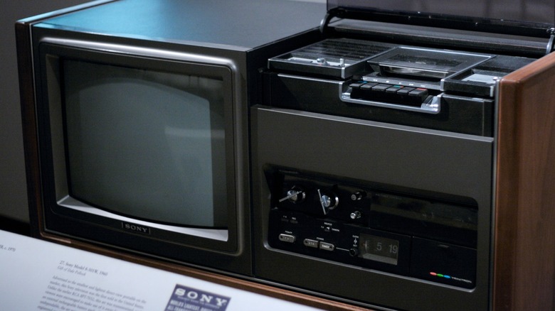 A Sony LV-1901 Betamax player and television comb0