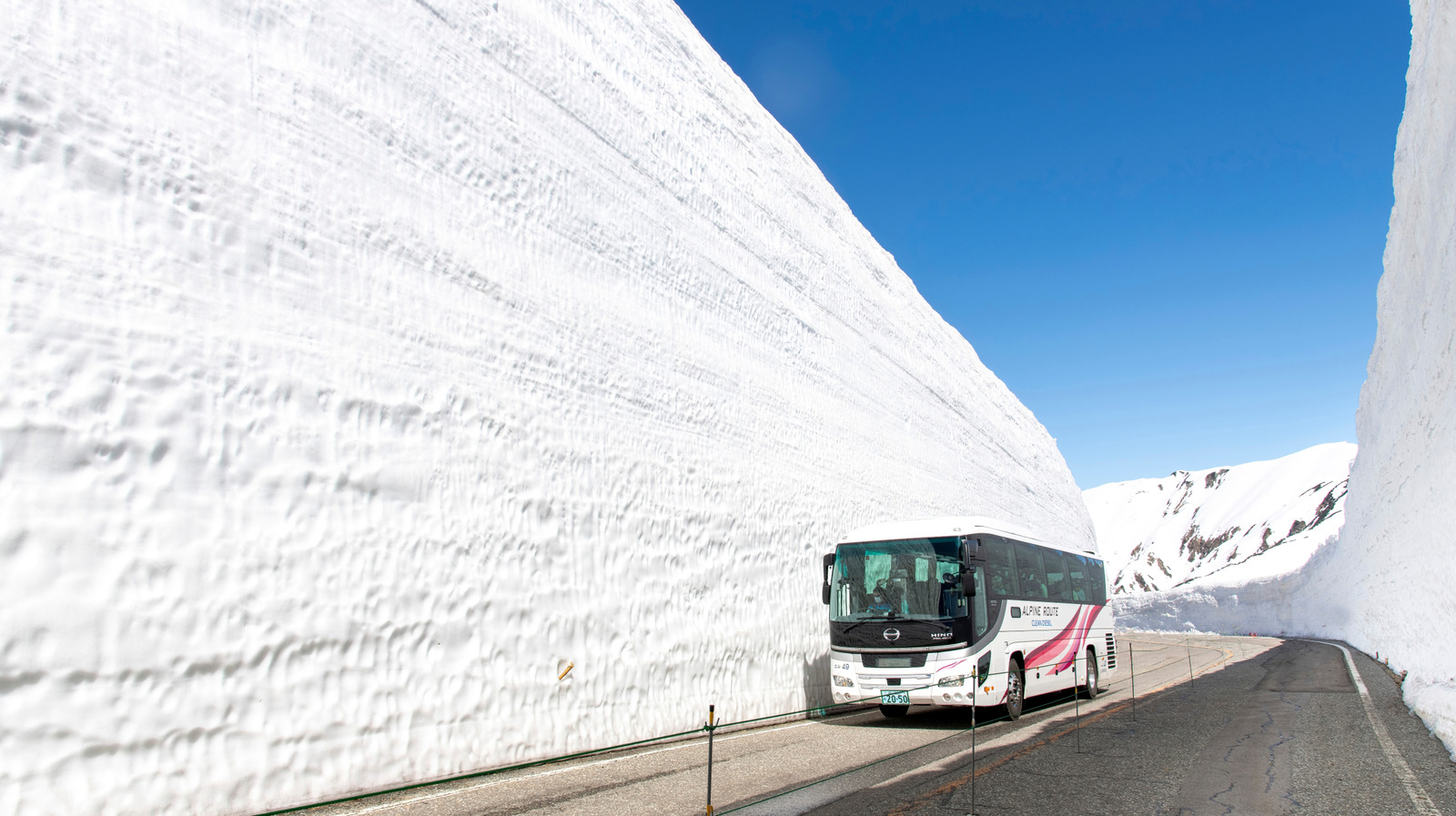 This Japanese Road Has To Be Cut Out Of 65 Feet Of Snow: Here's How They Do It