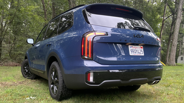 2025 Kia Telluride rear 3/4 view
