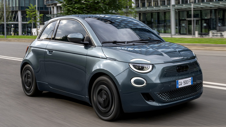 Front 3/4 view of 2025 Fiat 500e