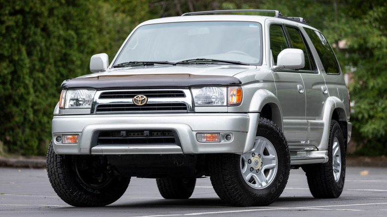 Front 3/4  view of 1999 Toyota 4Runner Limited in silver