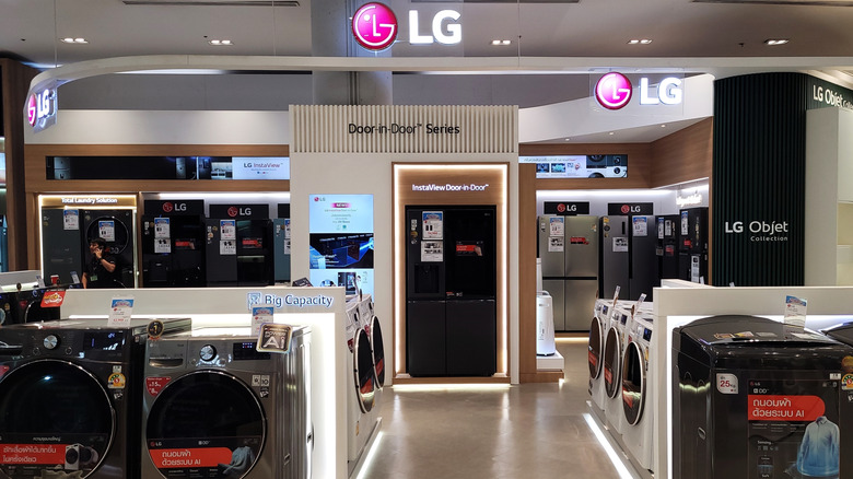Picture showing LG appliances in a retail atmosphere